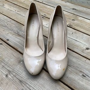 Classic nude pumps!